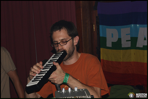 Romain au melodica